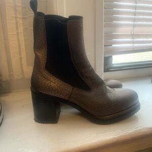 Homers gold/metallic brownish boots